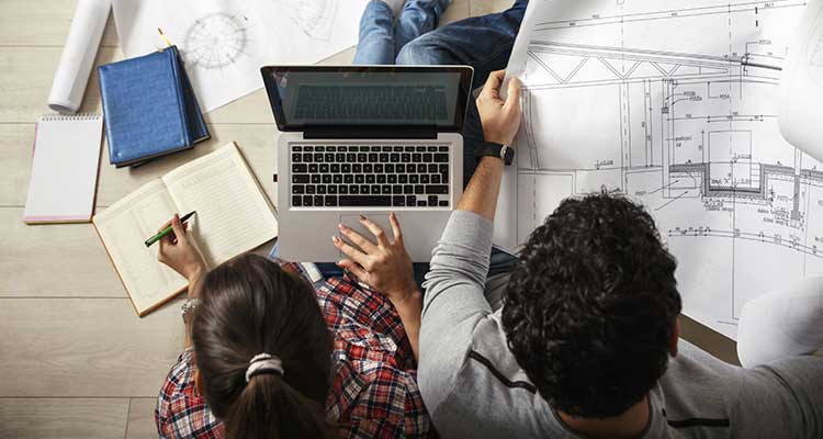 Couple qui regarde les plans dela maison